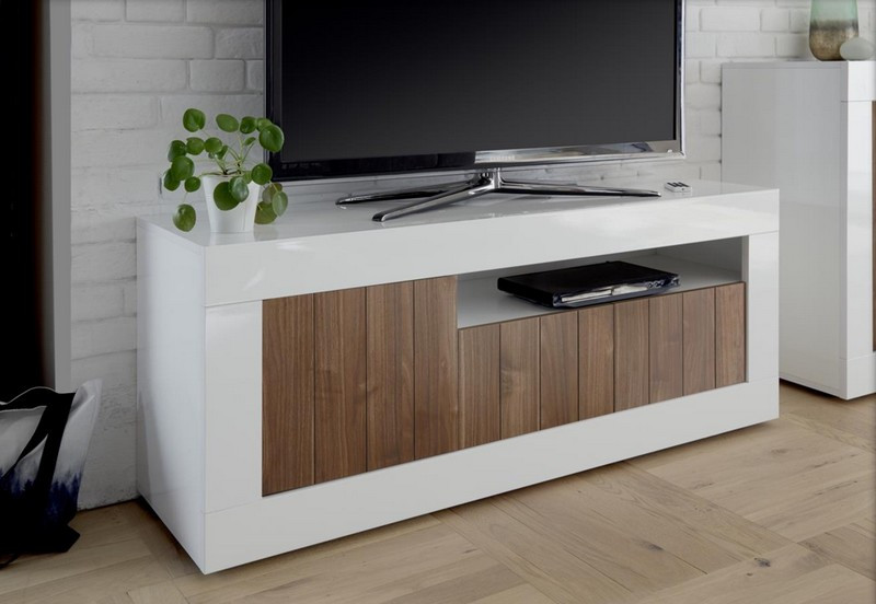Mueble tv en madera de nogal y frentes lacados en blanco, con costado  inclinado
